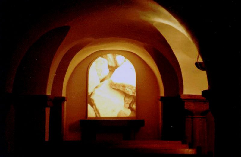 Krypta der Abdinghofkirche Paderborn mit der Installation: "Kein Fenster zum Himmel" von Madeleine Dietz